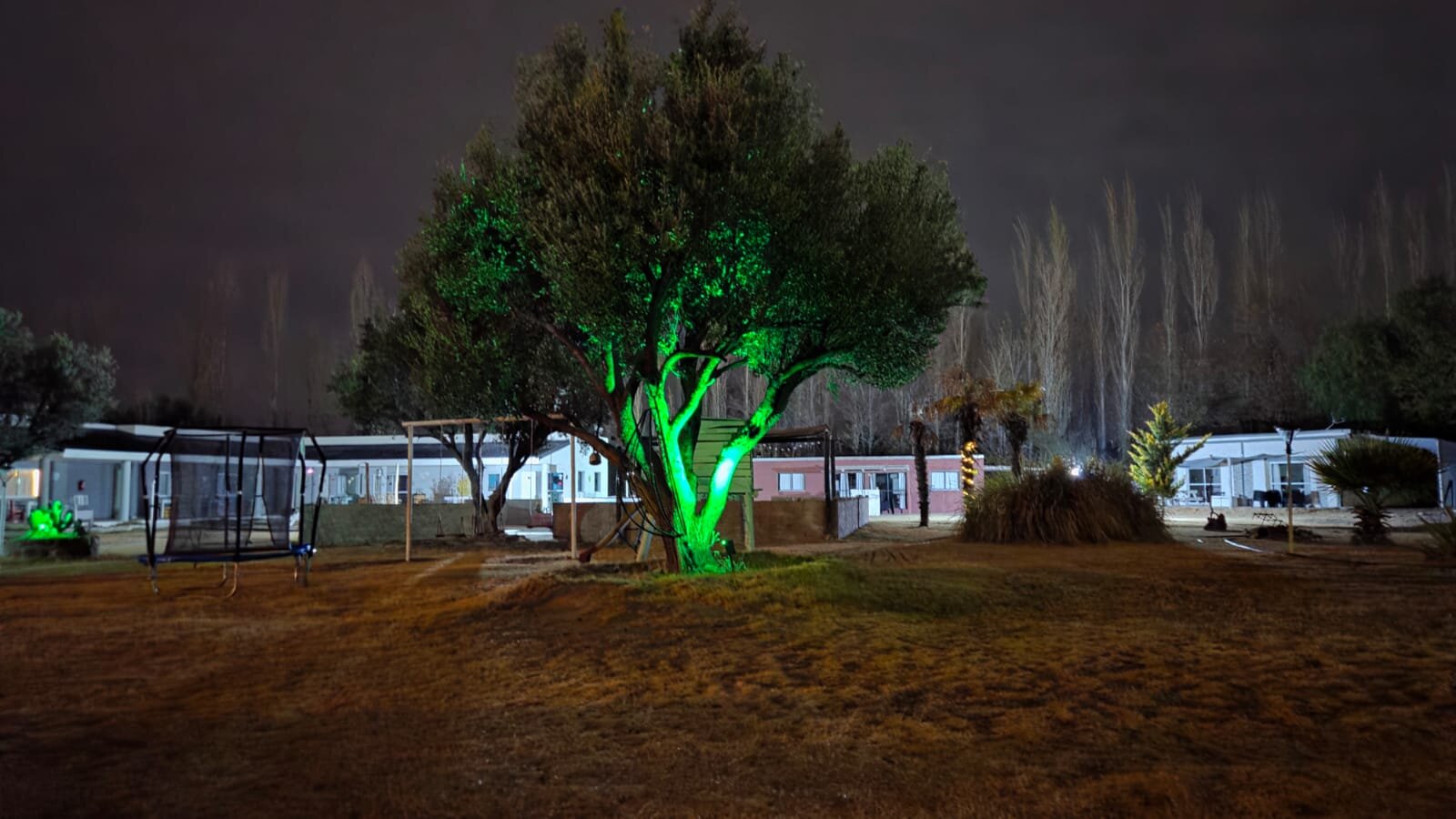 El predio iluminado de noche