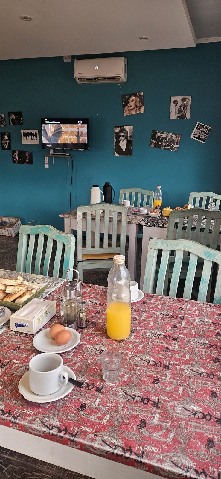 Mesa lista para el desayuno