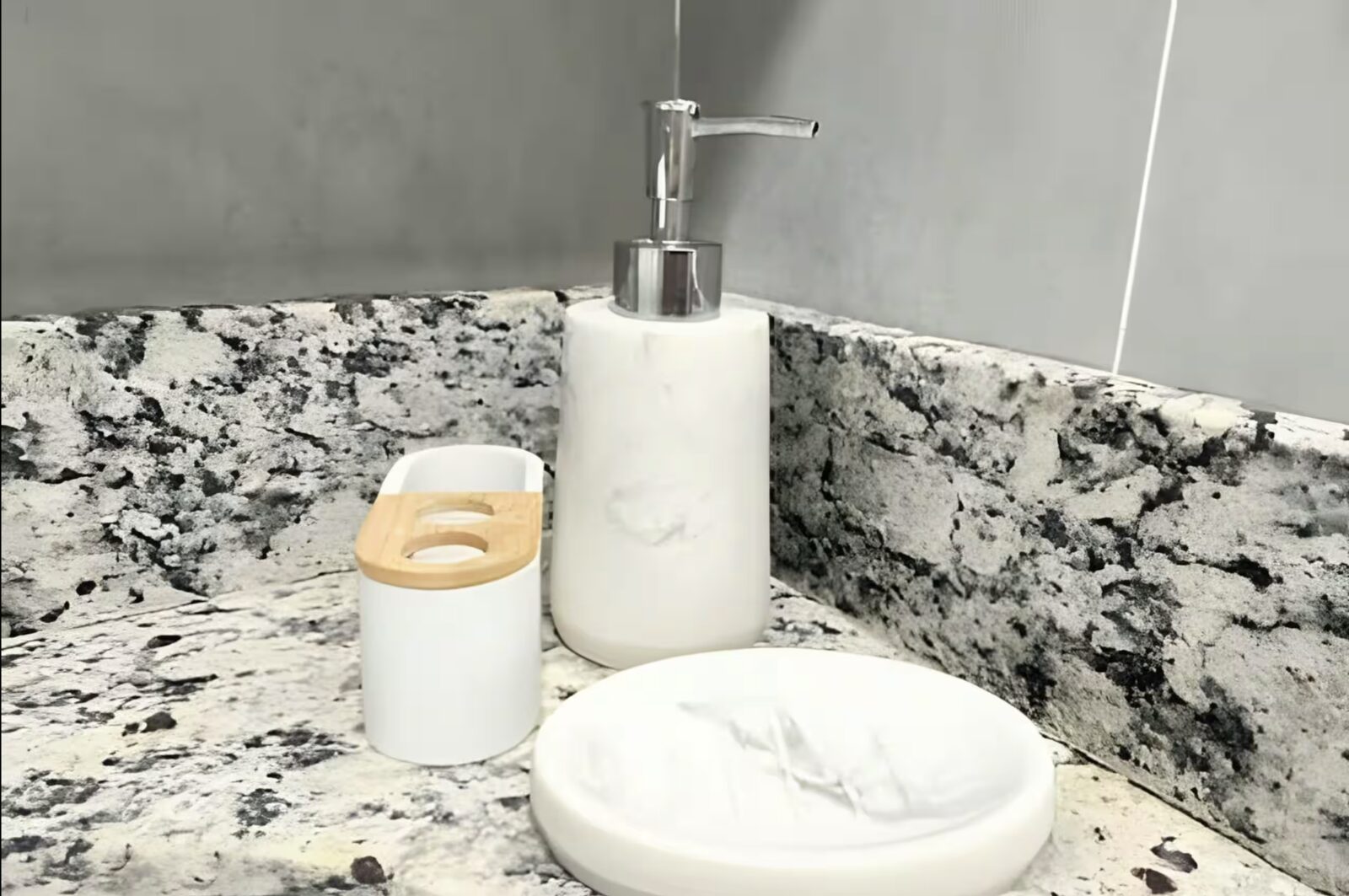 Detalle de amenities del baño de PuraVida Praia