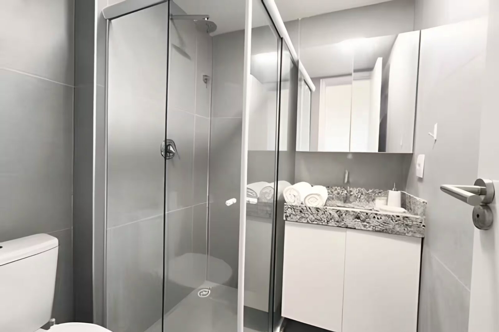 Baño con ducha de PuraVida Praia