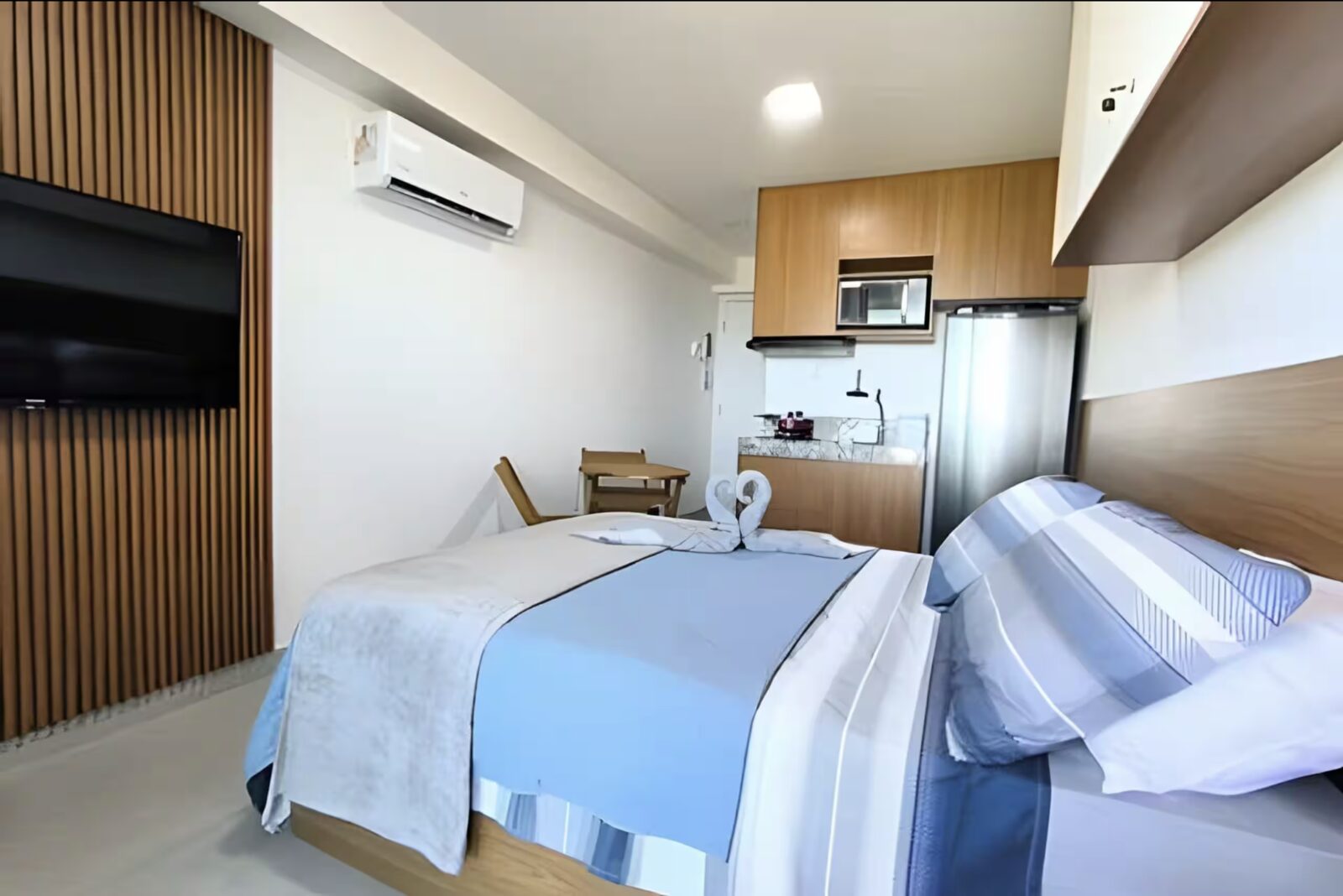 Ambiente principal con TV y cocina integrada de PuraVida Praia